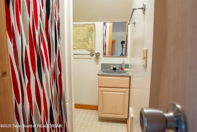 939 W Stuart St, Pinedale, WY 82941 - full bath featuring tile patterned floors, vanity, and curtained shower