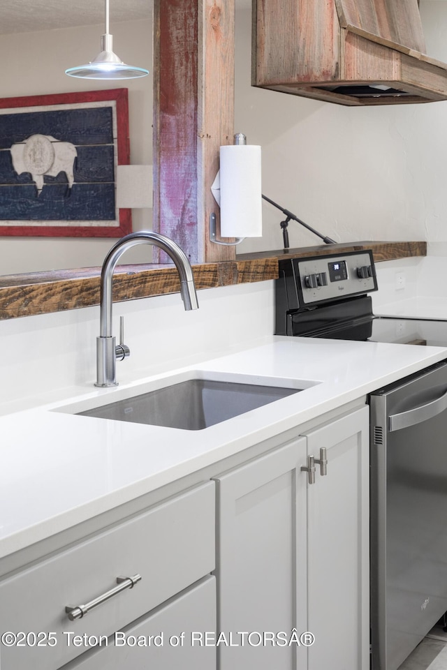 3885 S Lake Creek Dr Unit 1013, Wilson, WY 83014 - kitchen with appliances with stainless steel finishes, white cabinetry, and light countertops