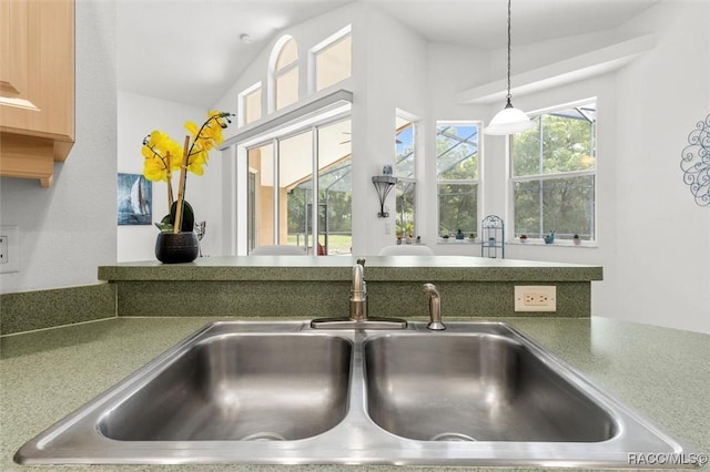 8583 N Tibet Ter, Dunnellon, FL 34433 - kitchen featuring vaulted ceiling, hanging light fixtures, and dark countertops