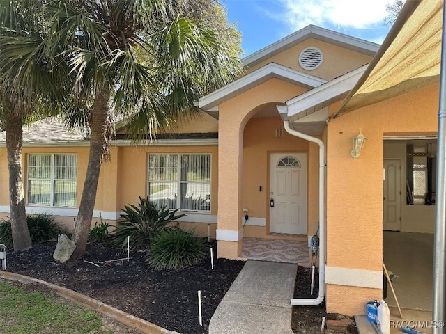 view of exterior entry featuring stucco siding