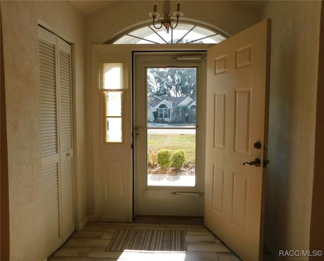 entryway featuring an inviting chandelier