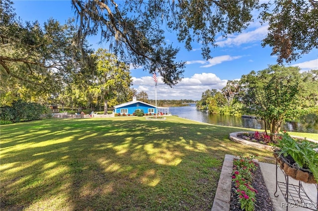 view of yard featuring a water view