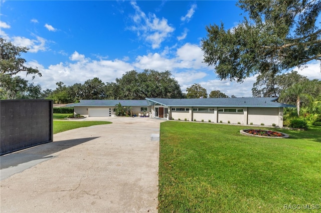 ranch-style house featuring a front yard