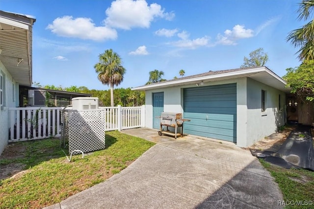42 Magnolia Ave, Yankeetown, FL 34498 - garage with driveway