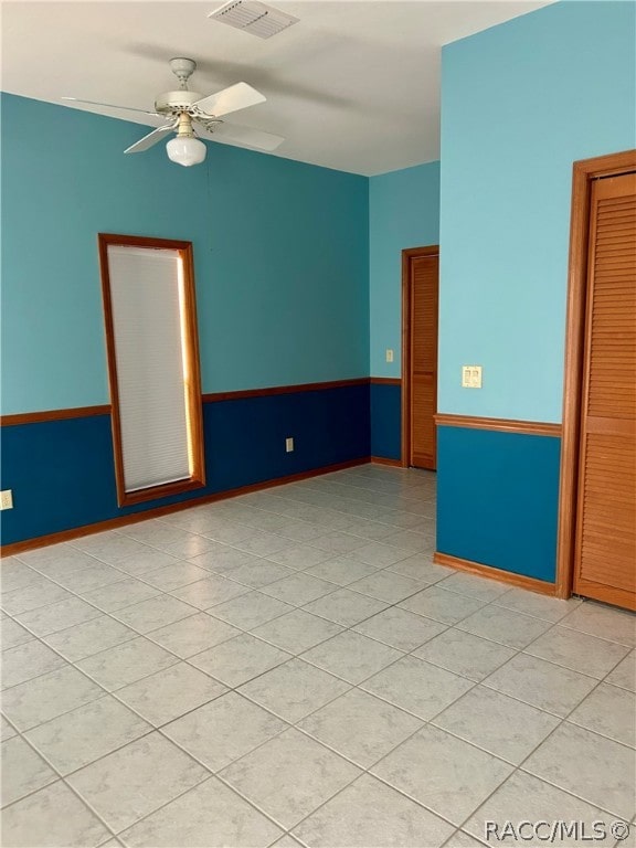 unfurnished room featuring light tile patterned floors and ceiling fan