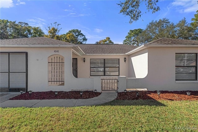 single story home with a front lawn