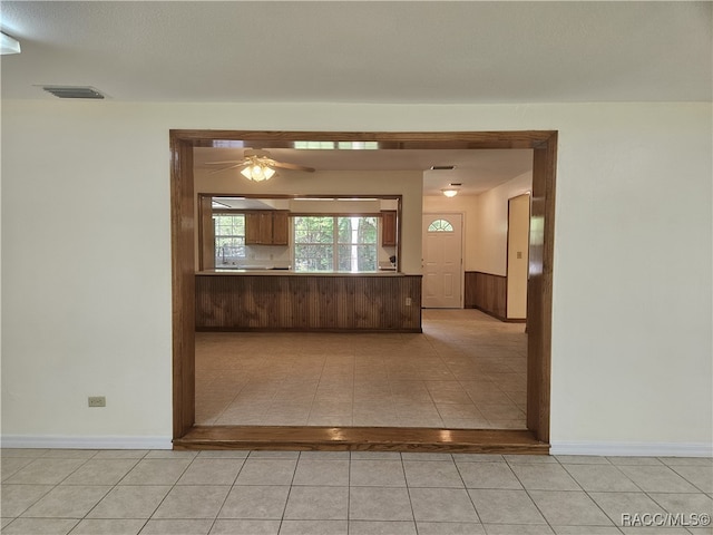 7781 N Lazy Trl, Crystal River, FL 34428 - kitchen with light tile patterned floors, a ceiling fan, baseboards, and a peninsula