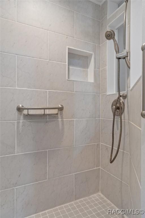 bathroom featuring a tile shower