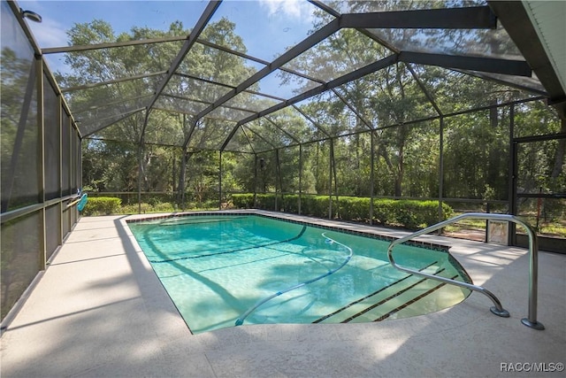 609 W Olympia St, Hernando, FL 34442 - swimming pool featuring a patio area and glass enclosure