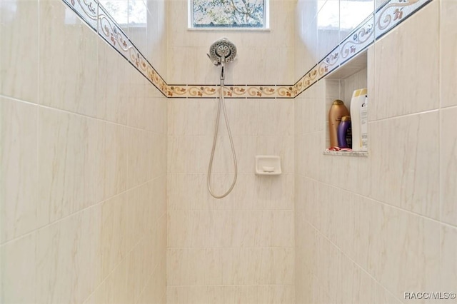 room details featuring a tile shower