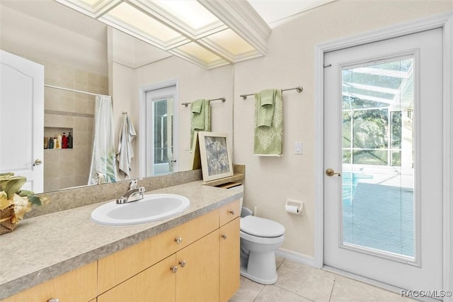 full bath featuring tile patterned flooring, toilet, a shower with shower curtain, vanity, and baseboards