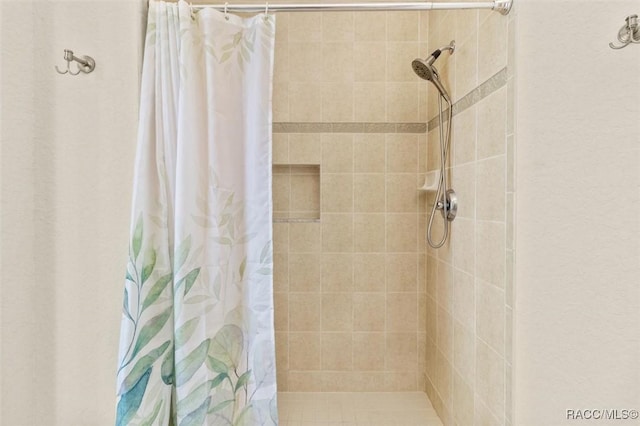 full bathroom featuring tiled shower