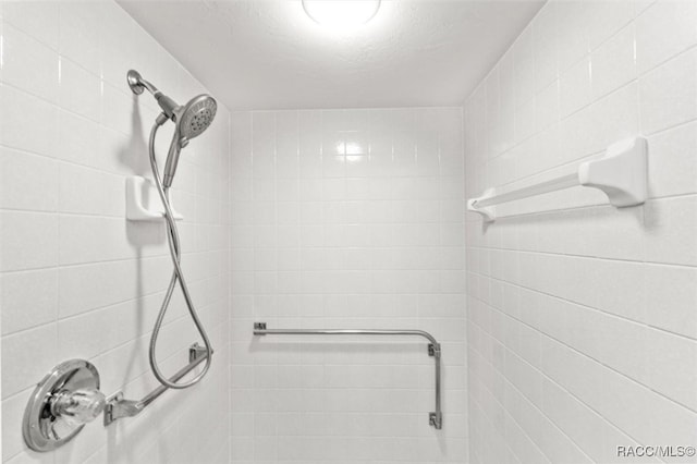 bathroom featuring a tile shower