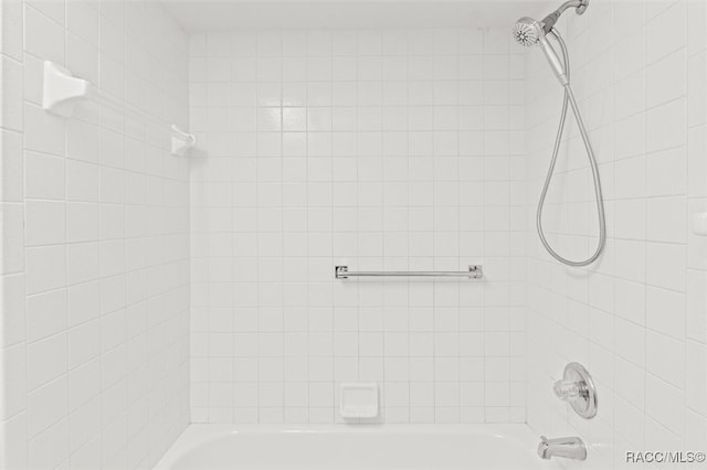 bathroom featuring tiled shower / bath