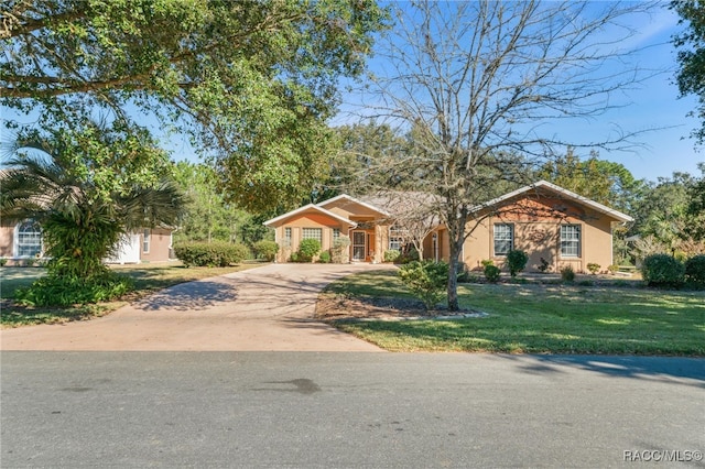 single story home featuring a front lawn