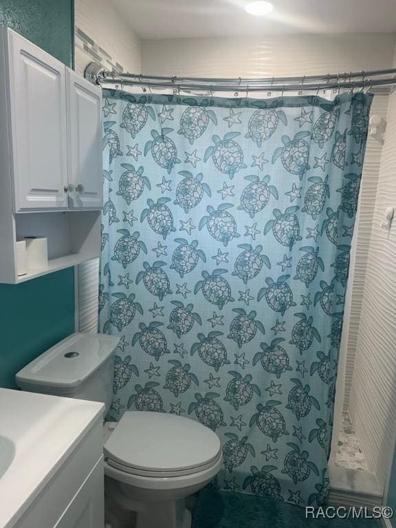 full bathroom with curtained shower, toilet, and vanity