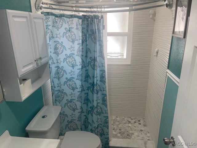 full bath featuring a shower with shower curtain and toilet