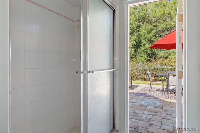 bathroom featuring tiled shower