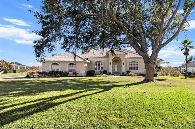 view of front of property featuring a front yard