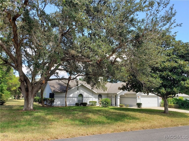 view of front of house featuring a front lawn