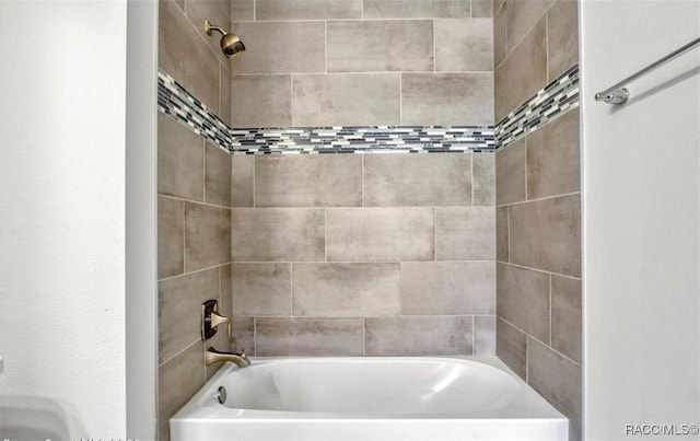 bathroom with tiled shower / bath combo