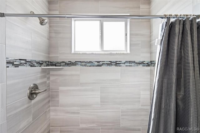 bathroom featuring a shower with shower curtain