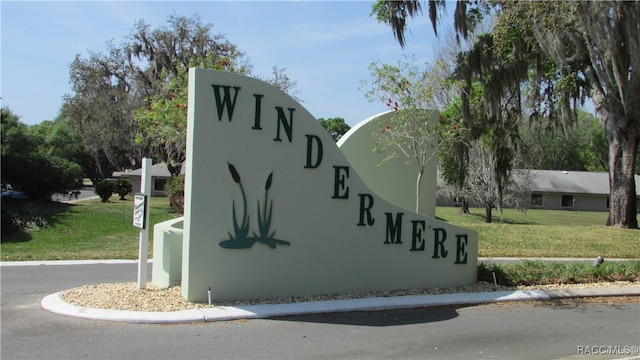 community sign featuring a yard