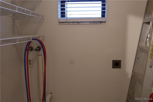 clothes washing area with electric dryer hookup