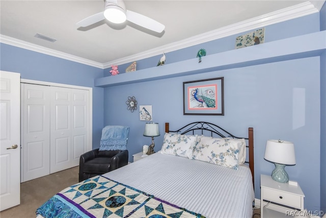 bedroom with ceiling fan, carpet floors, ornamental molding, and a closet