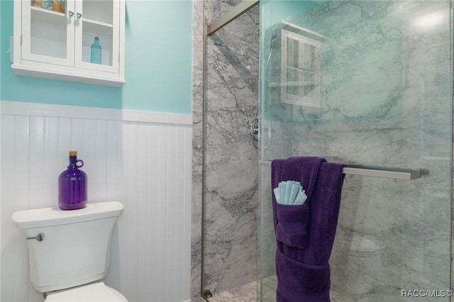 13618 SW 111th Cir, Dunnellon, FL 34432 - full bathroom featuring toilet, wainscoting, and a marble finish shower
