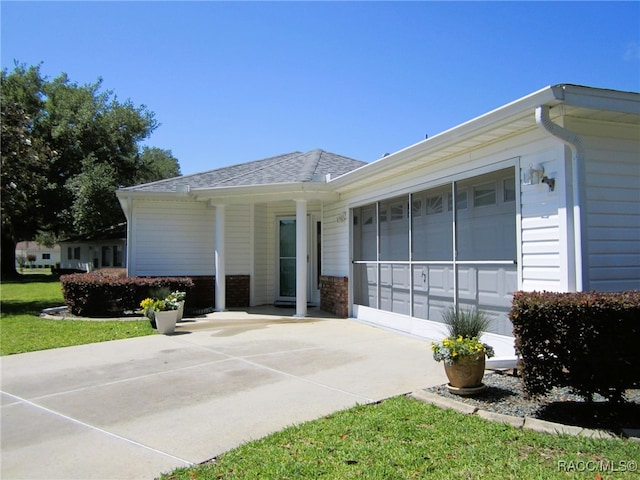 view of front facade with an attached garage and concrete driveway