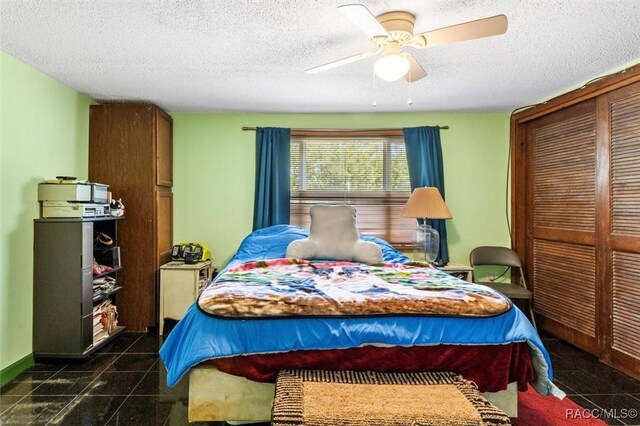 bedroom with a ceiling fan, a textured ceiling, and a closet