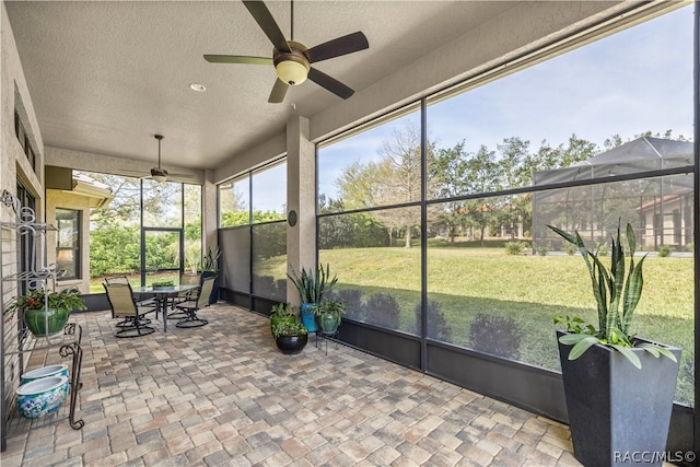 sunroom with ceiling fan