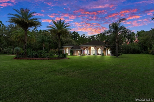 view of yard at dusk