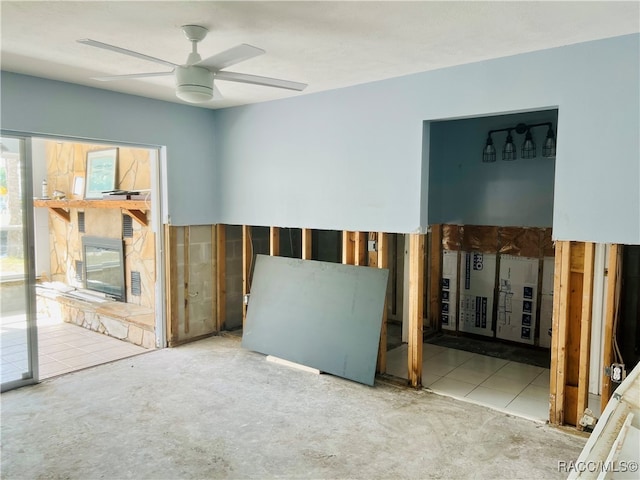 empty room with ceiling fan