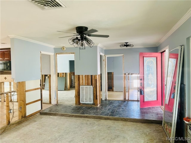 empty room featuring ceiling fan and crown molding