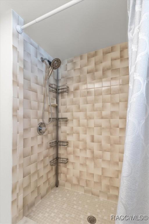 bathroom featuring a shower with curtain