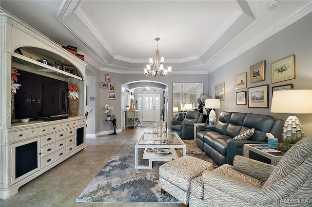 living area with crown molding, arched walkways, baseboards, an inviting chandelier, and a tray ceiling