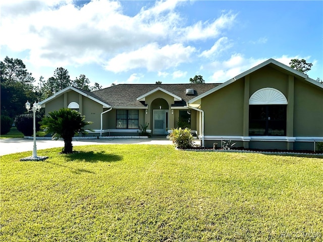 ranch-style house featuring a front yard