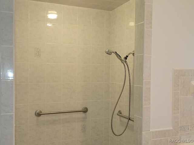 bathroom featuring tiled shower