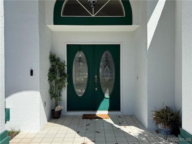 view of exterior entry with stucco siding
