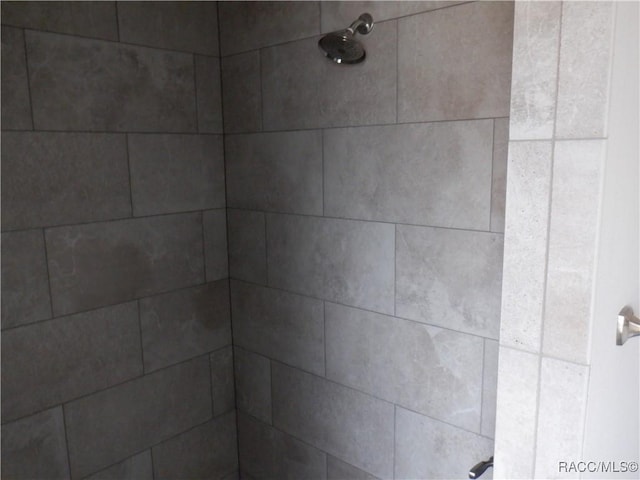 details featuring tiled shower