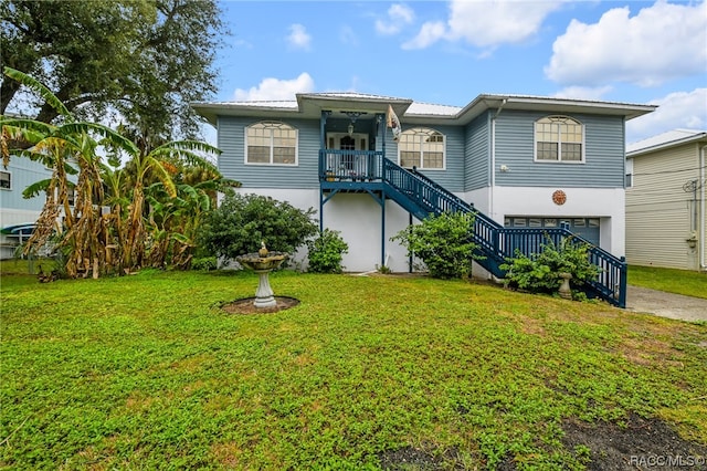 view of front of property featuring covered porch and a front yard