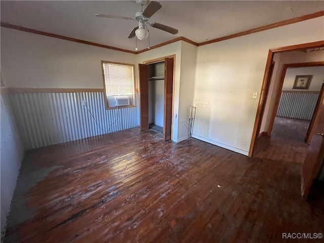 unfurnished bedroom featuring cooling unit, ceiling fan, ornamental molding, dark hardwood / wood-style flooring, and a closet