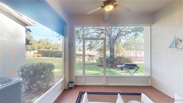 sunroom with ceiling fan