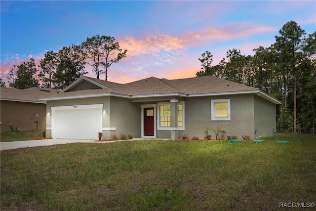 7820 N Sarazen Dr, Citrus Springs, FL 34434 - view of front facade featuring stucco siding, an attached garage, a yard, and concrete driveway