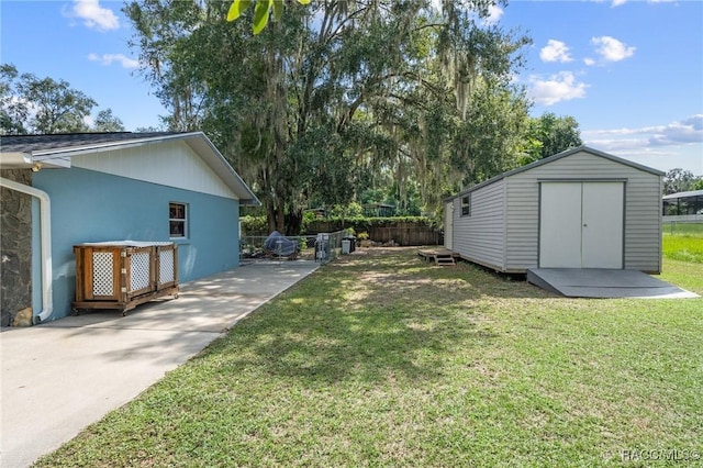 view of yard featuring a shed