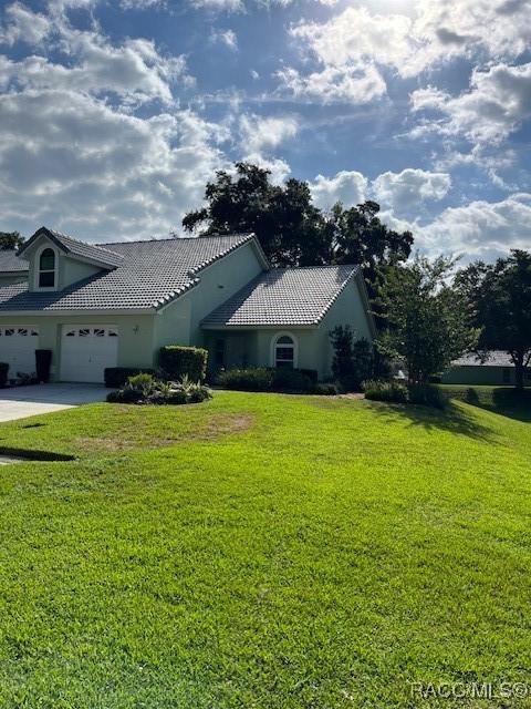 view of front of property featuring a front lawn and a garage