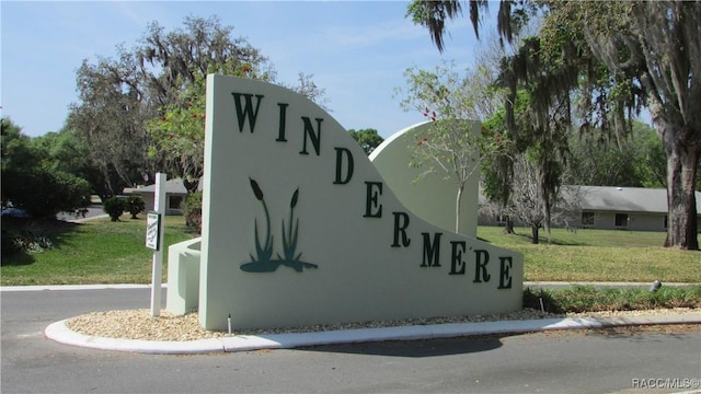 community / neighborhood sign with a yard