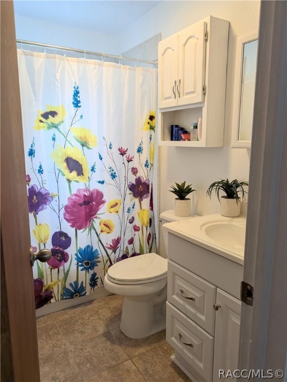 bathroom with a shower with shower curtain, vanity, and toilet